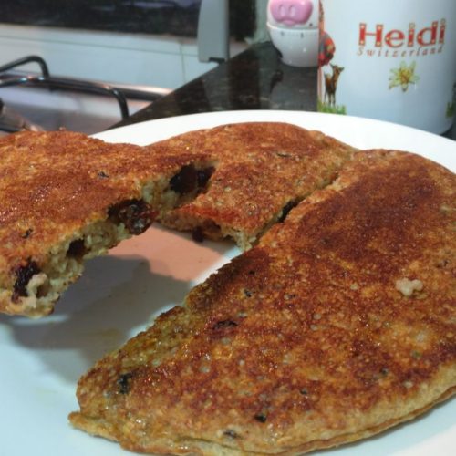 torta de avena en sartén