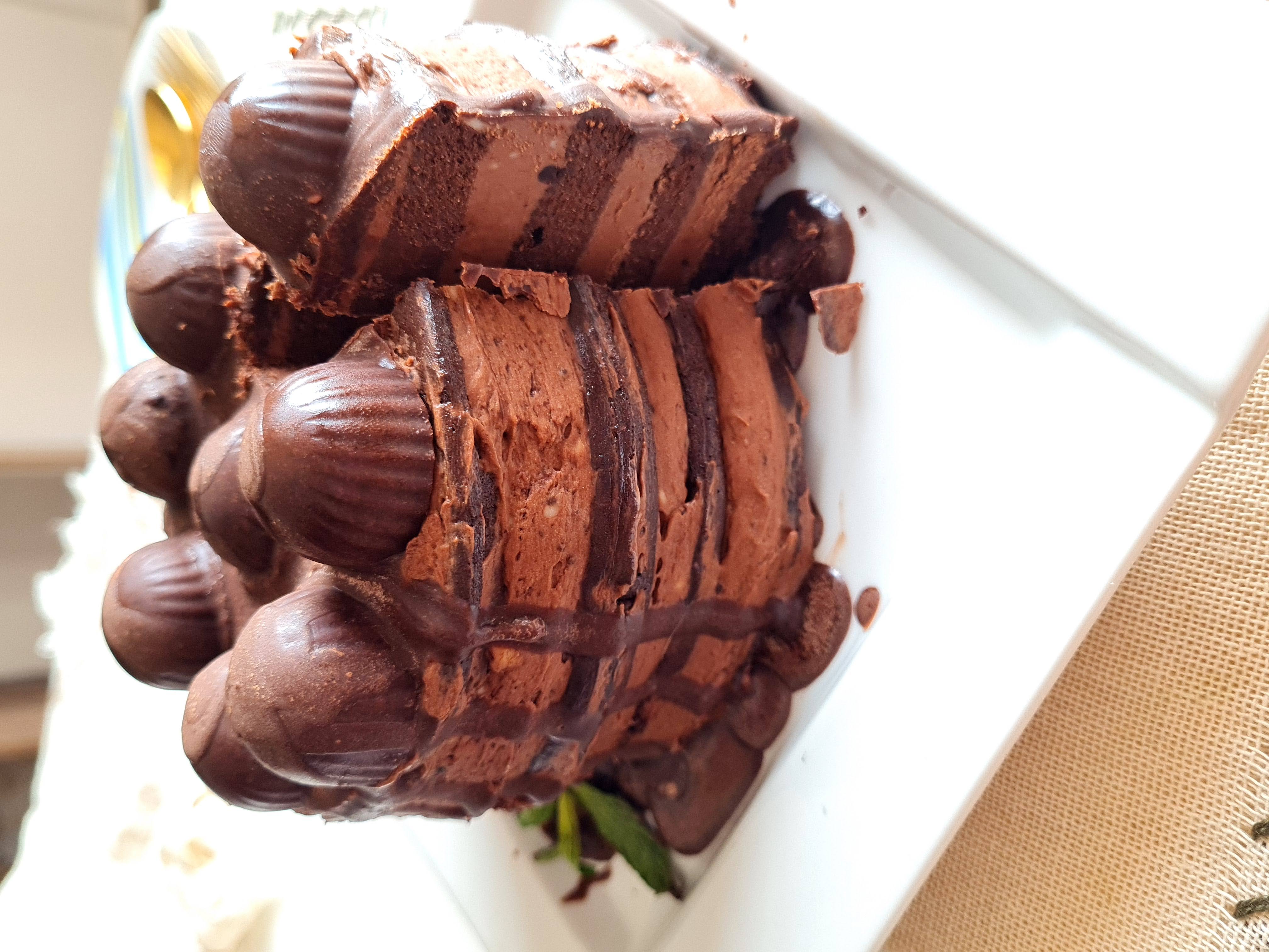 Torta de chocolate keto para cumpleaños